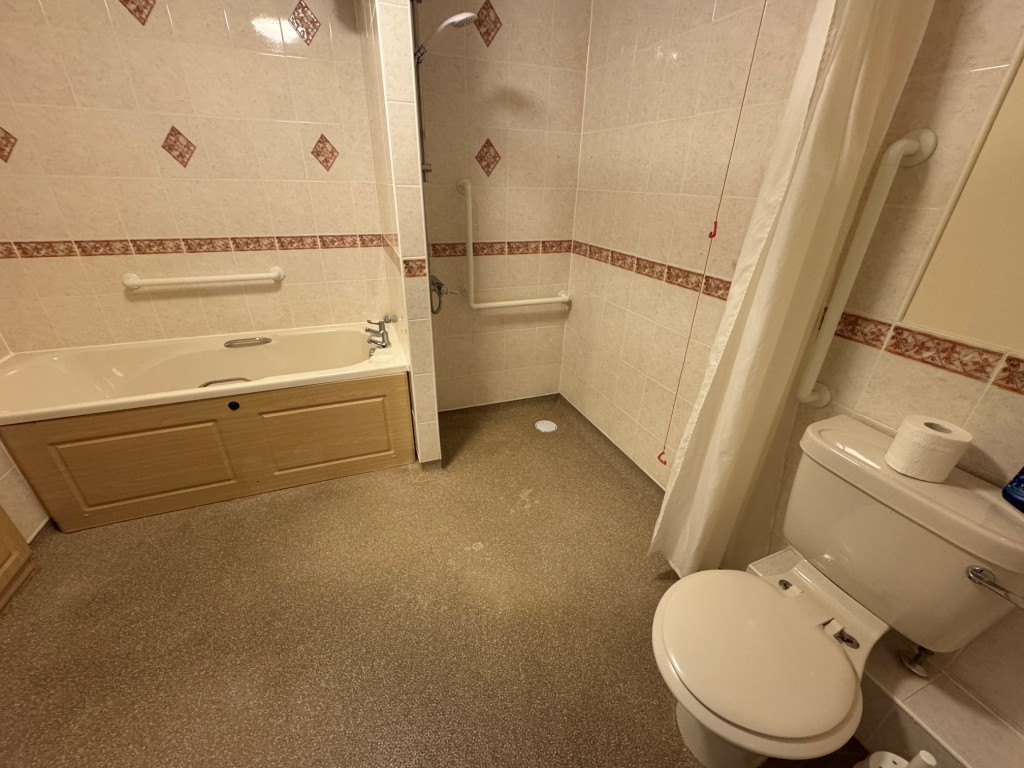 Lot: 212 - SECOND FLOOR AGE RESTRICTED FLAT - Wetroom with bath and W.C.